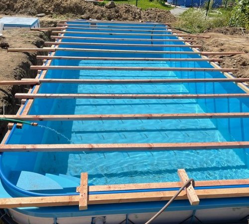 Příprava výkopu bazénu, betonáž a pokládka dlažby - Oslavany